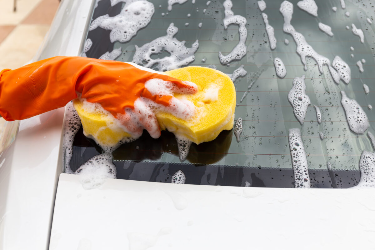 żółta gąbka, pomarańczowa rękawiczka, mycie szyby samochodowej, piana czyszcząca, mycie tylniej szyby