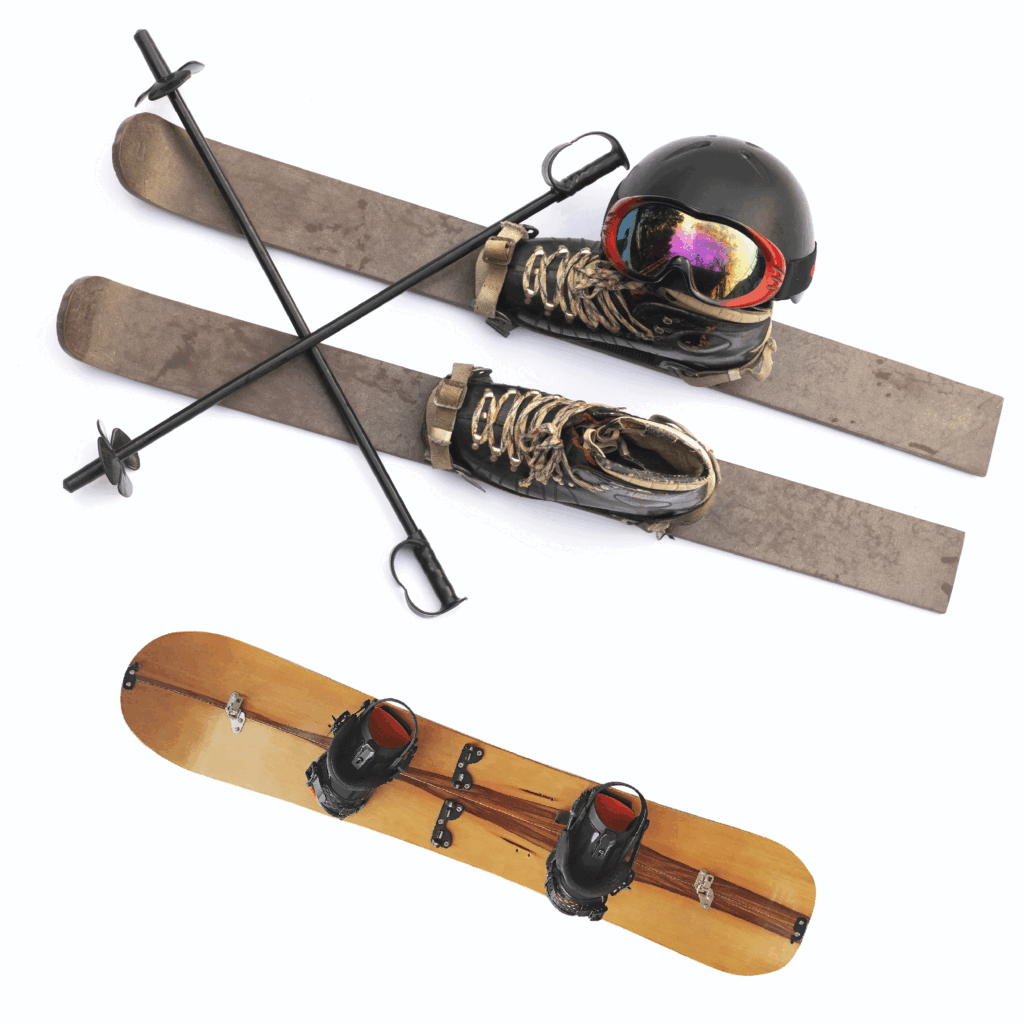 drewniane narty retro, retro zapięcia narciarskie, czarny kask na narty, czarne kilki narcirskie, snowboard drewniany, retro snowboard, czarne zapięcia snowboardowe