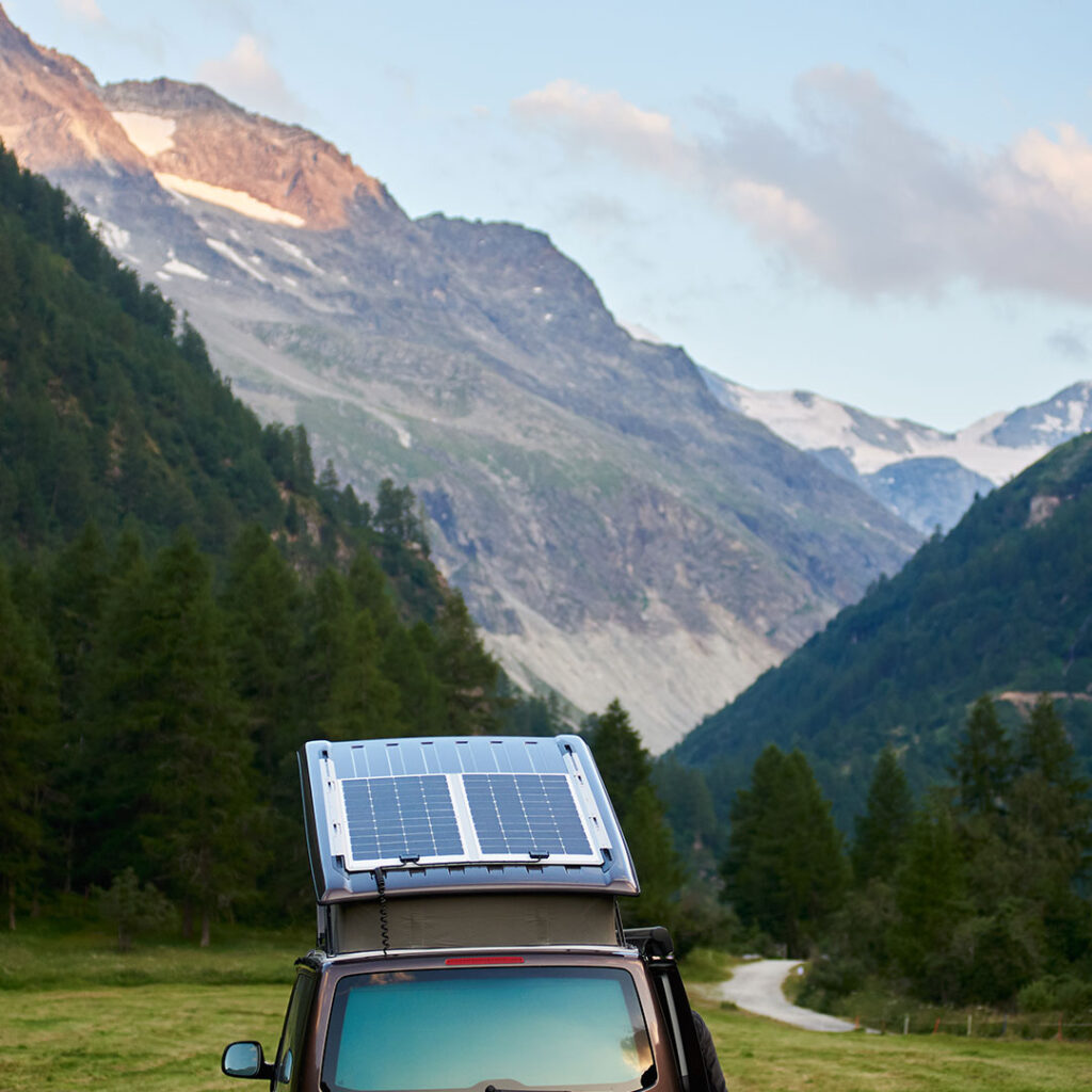 panele solarne, wykorzystanie solarów, solary na samochodzie, camping solary